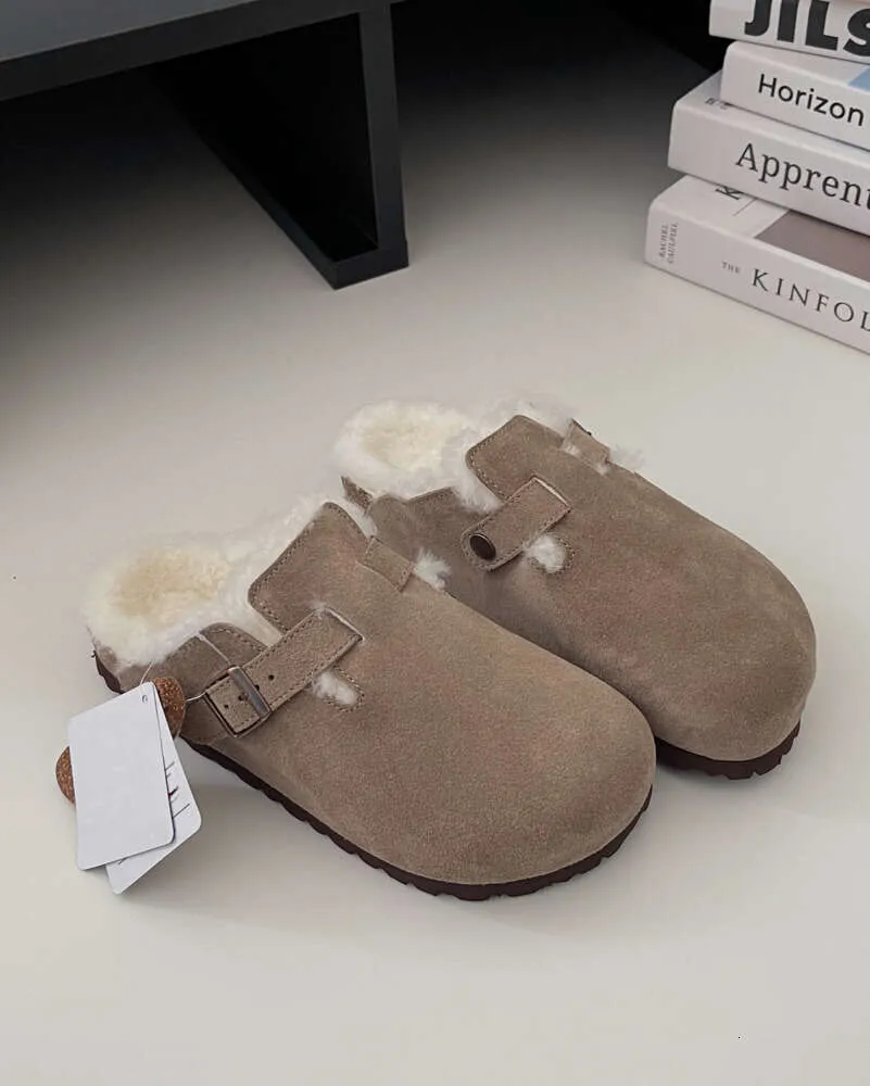 Tofflor päls shearling mocka boston clogs kvinnor sandal designer skor glid på platt mule ull fluff kork glider mode läder4