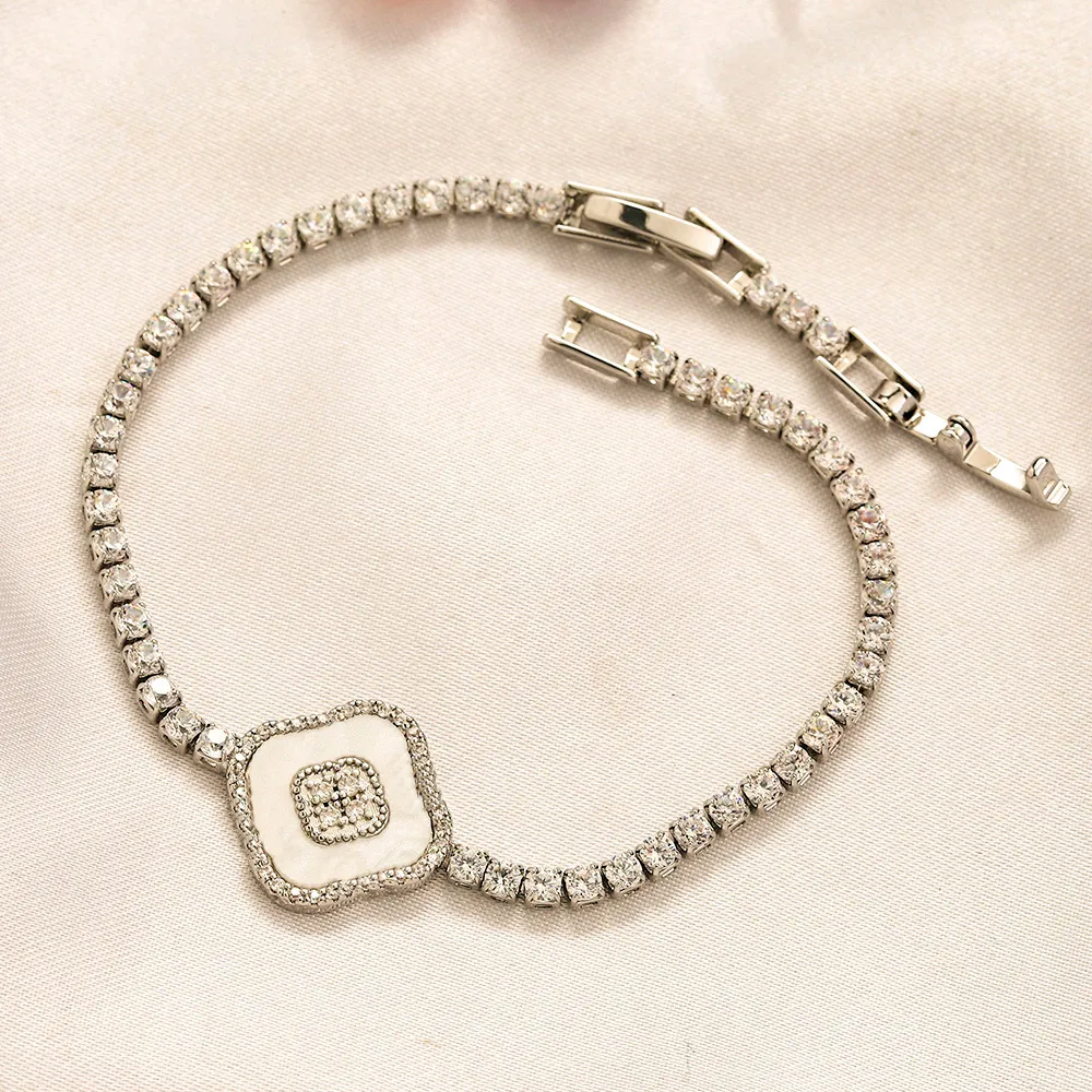 مصمم مجوهرات المصمم أربعة أوراق البرسيم سلسلة العلامة التجارية Love 2023 New Style Letter Bracelet Party Home Gloy Gloy Jewelry Wholesale