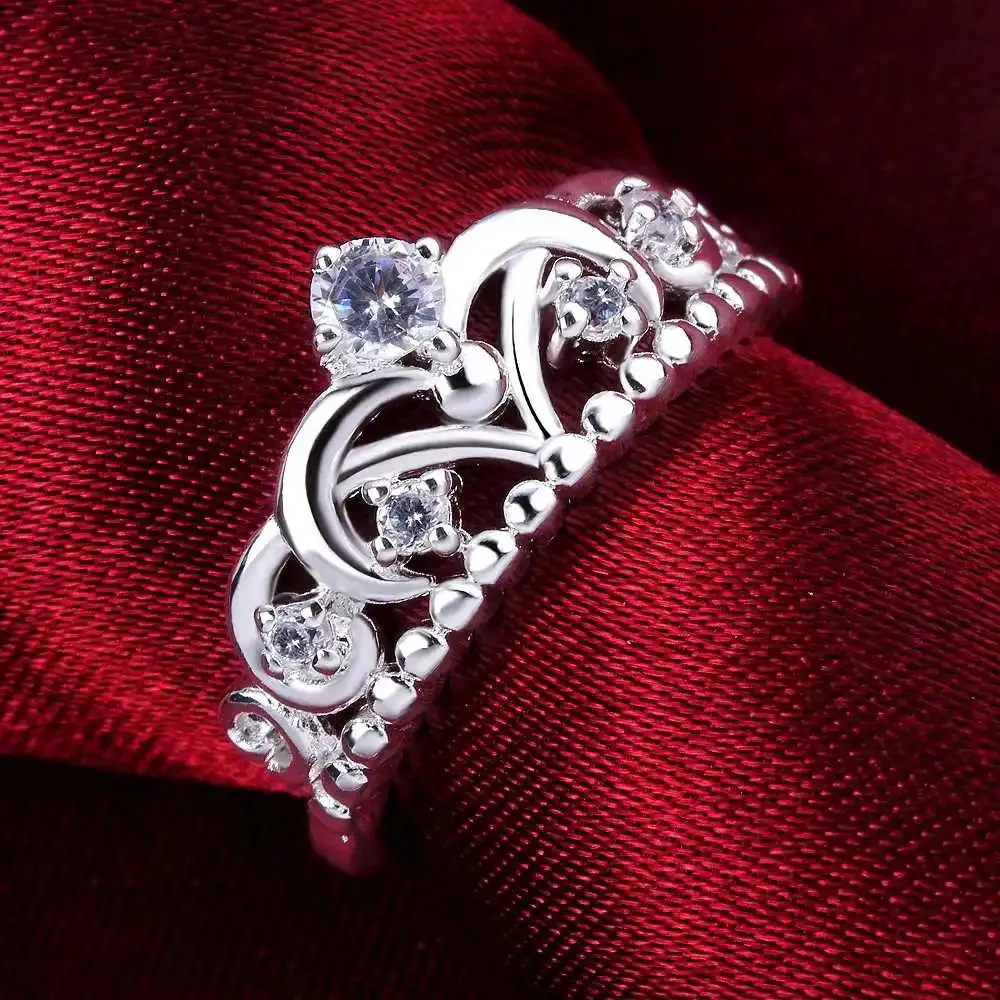حلقة Solitaire الجديدة 925 Sterling Silver Ring مناسبة للنساء Crystal Crown Fashion Party Party Gift Female الطالبة الفاخرة سحر الزفاف 231115
