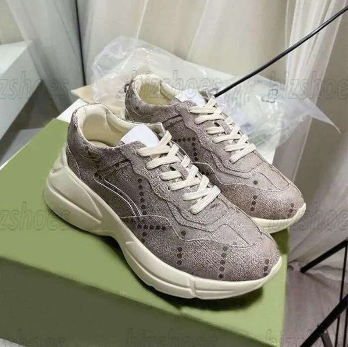 Multicolor Beige Brown Causal Shoes Rhyton Sneakers Low Top Paneled Canvas Sneakers Jacquard Woven Logo Mönster Trainer Rubber Midsole Vintage Chaussures