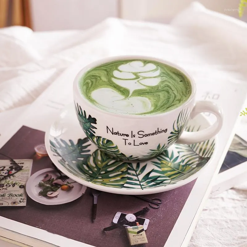 Kopjes schotels klein vers groen plantenpatroon keramische koffiekop literaire middagthee