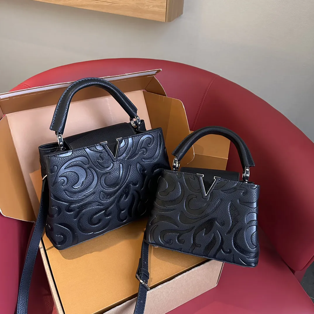 23SS Ladies Luxury Designer Ladies Bag Cowhide läder handväska axel crossbody väska axelväska guld spänne hårdvara stor kapacitet 28 cm