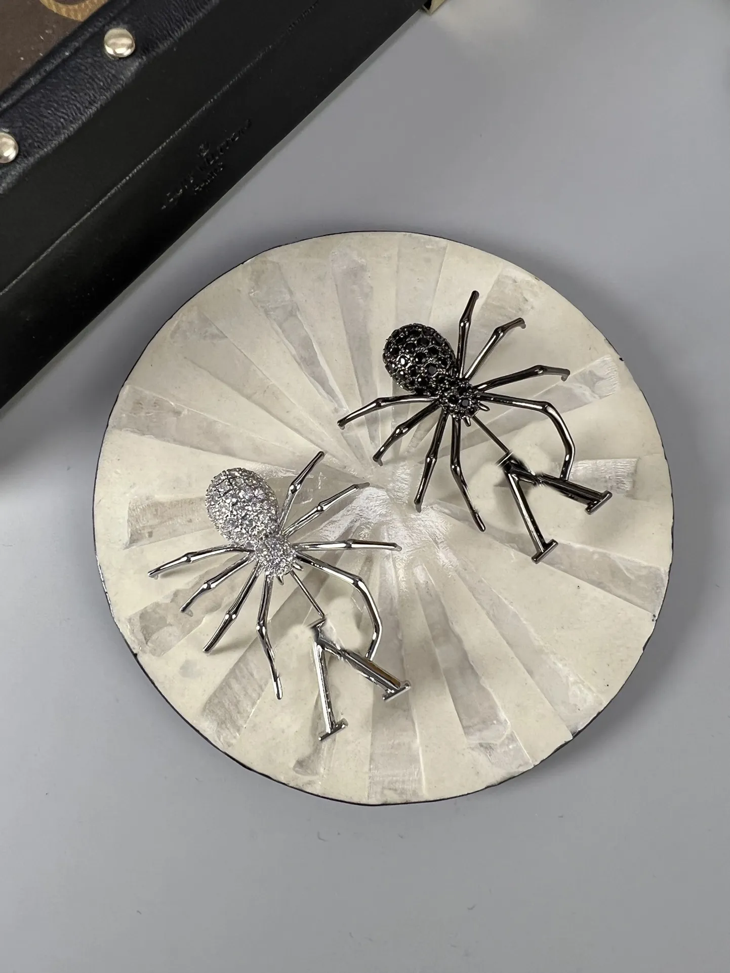 Broszka broszka broszka V-litera pająka broszka na prezent ślubny projektant biżuterii perłowy hurt hurtowy