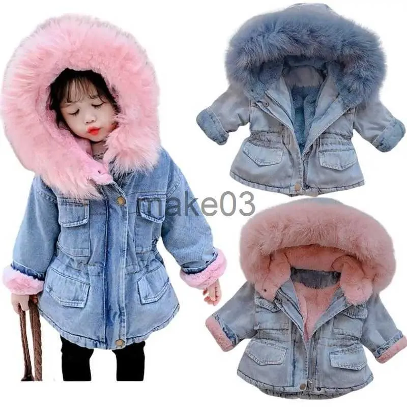 재킷 겨울 여자 아이를위한 따뜻한 재킷을 키우는 따뜻한 재킷 플러스 벨벳 데님 재킷 어린이 의류 모피 칼라 베이비 여자 후드 재킷 유아 J231115