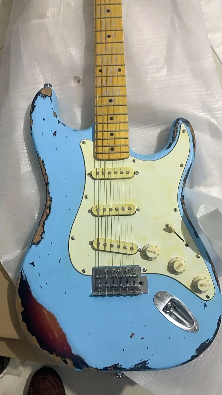 62 Heavy Relic Daphne Blue over sunbust Guitarra eléctrica Crema Pickguard Cuerpo de aliso Diapasón de arce Incrustaciones de puntos Puente trémolo Whammy Bar Afinadores vintage