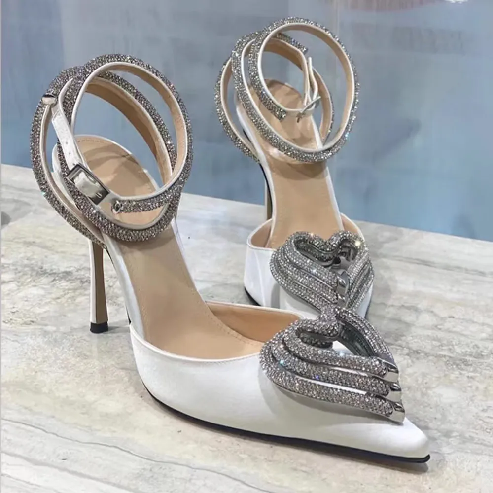 Mach Saten Aşk şeklinde Pompalar ayakkabı Kristal Süslenmiş elmas taklidi Akşam ayakkabı stiletto Topuklu sandaletler kadın topuklu Lüks Tasarımcılar ayak bileği kayışı Elbise ayakkabısı