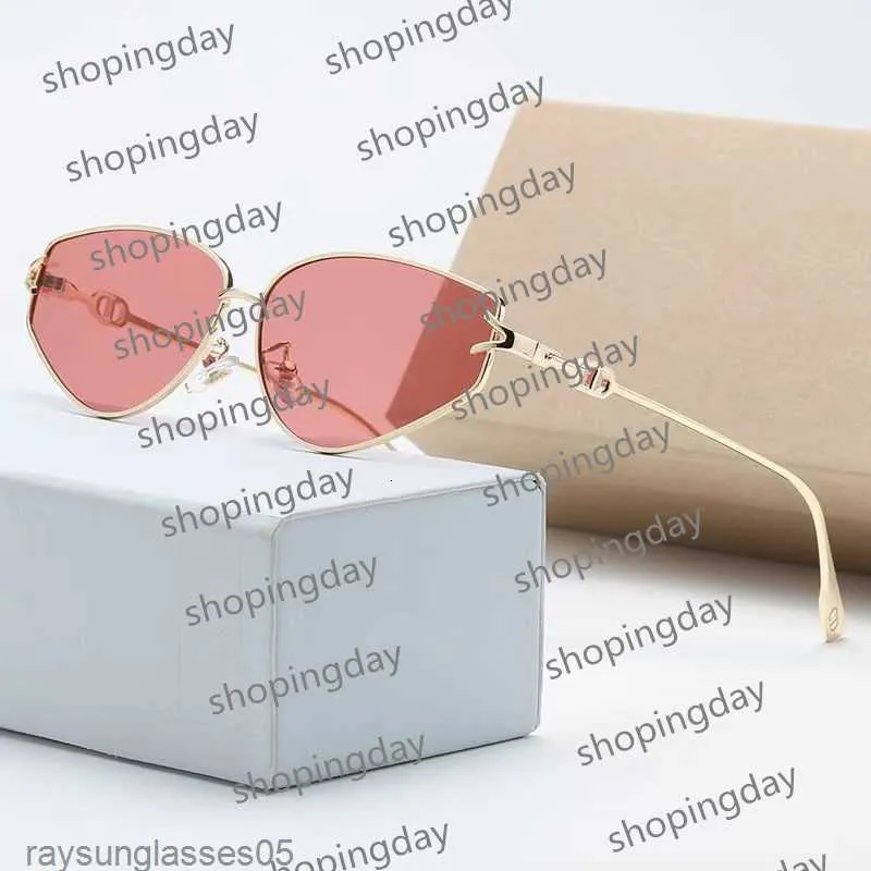 Man Carti Glasses Designer óculos de sol feminino Moda Os óculos de sol Trendência pequenos óculos de sol ao ar livre frescos Caixa de embalagem de presente requintada 01QGAX