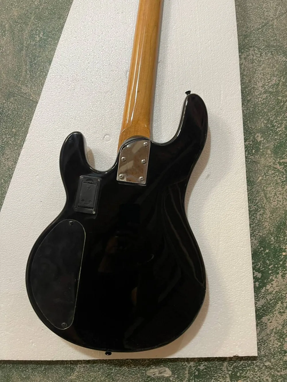 Kavrulmuş akçaağaç boynu, krom donanımlı siyah gövde 4 telli elektrik bas gitar, özelleştirilmiş sunar.