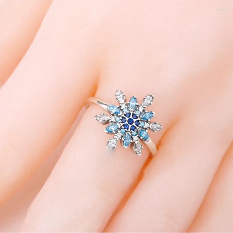 Cluster Ringen 925 Sterling Zilveren Vrouwen Ring Romantische Stijl Kristal Sneeuwvlok Blauwe Kristallen Clear CZ Voor Bruiloft Fijne Sieraden