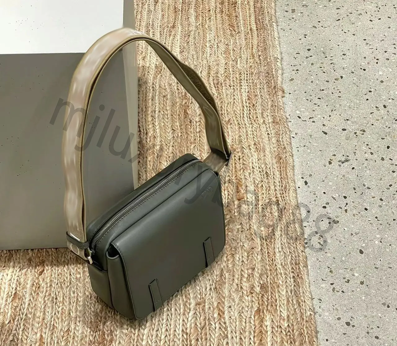 デザイナーラグジュアリーショルダーバッグ輸入されたカルフスキン素材の表面色コントラストデザイン大容量ハンドバッグを使用してシンプルで美しい