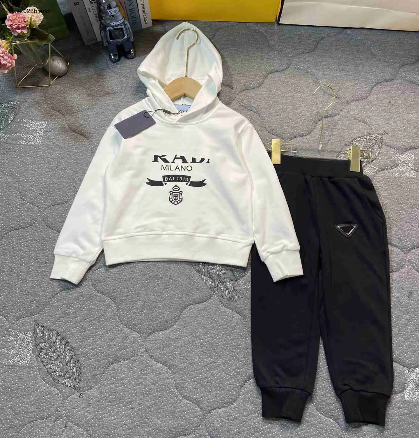 NY BABY TRACKSUT LOGO Tryckning Kids Designer Kläder pojke tjej tröja set storlek 100-160 Autumn Hoodie and Pants nov15