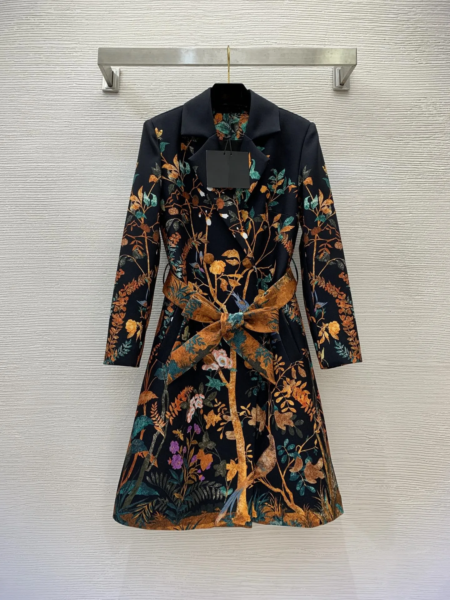 Fashion Coats European Women Trench marka 2023 Autumn/Winter New Forest Bird and Beast Pattern Burekl Lapel Long Płaszcz