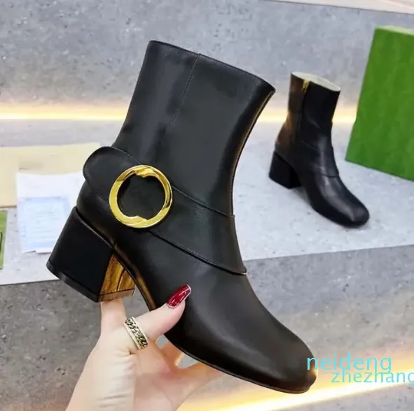 Дизайнерские сапоги Коллекция Martin Boot Rubber Bottom Water объединяет эпохи, сочетая эстетику ретро с современным характером.