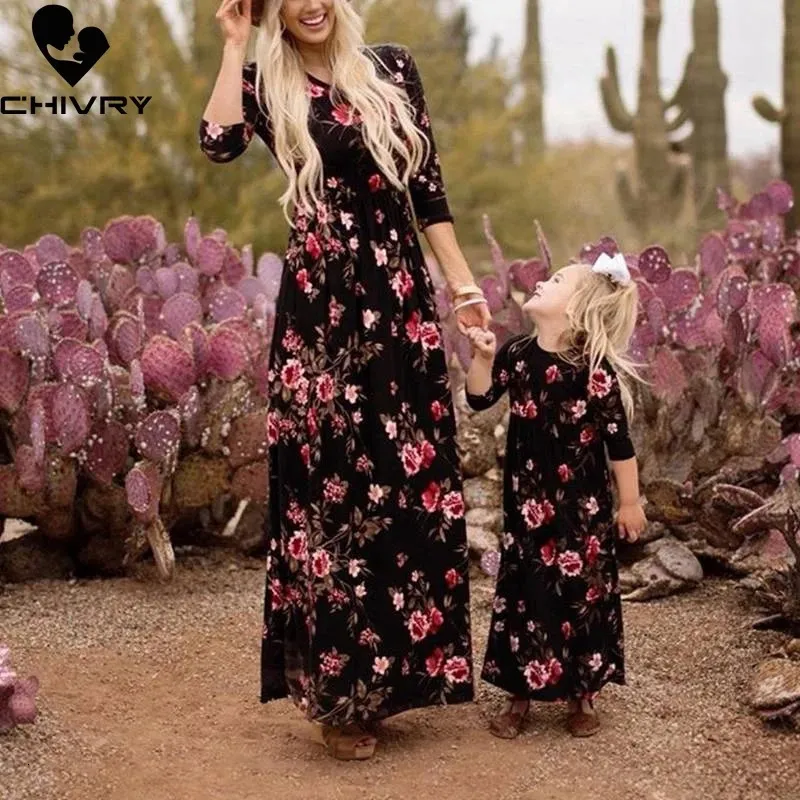 Familjmatchande kläder Mother Daughter Dresses ärmlös blommig lång klänning Moderdotter kläder mamma och dotter klänning Familj som matchar kläder 231115