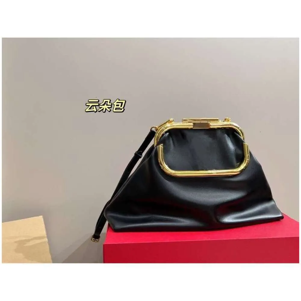 Designer-Tasche Valentine New Frühling/Sommer Clip Letter Metal Simple Atmosphere Cloud Bag v Dumplings One Shoulder Crossbody Bag Dinner Bag