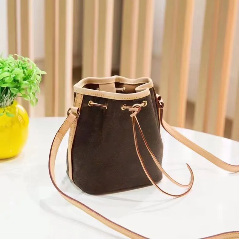 2023 Mini Bucket Bag Women's Leather Crossbody Bag Luxury Designer DrawString Bucket Bag Casual mångsidig en axelhandväska Kvinnors mobilväska Trend Kvinnosväska