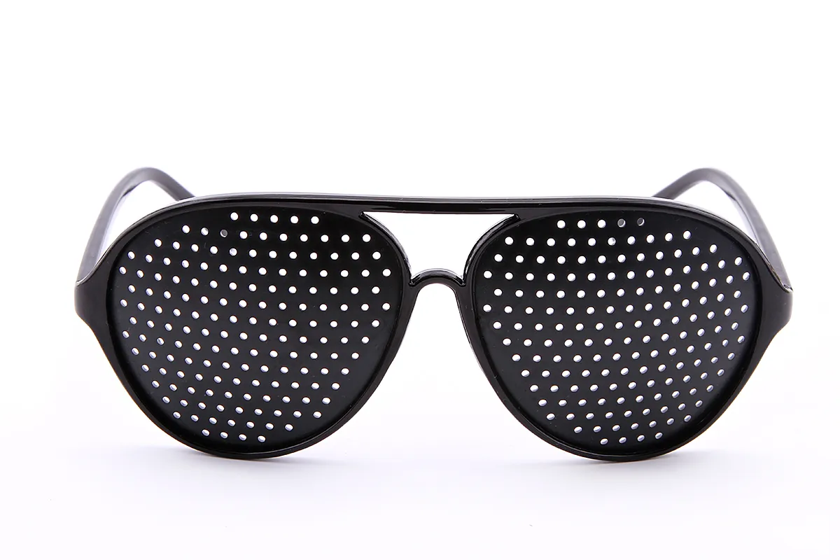 Les lunettes à petits trous sténopé sont des lunettes de soleil en plastique faites de clous de riz qui peuvent soulager la vision et la myopie