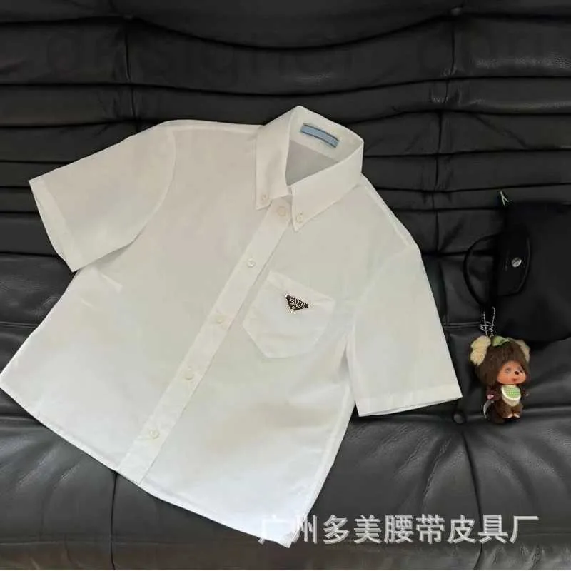 Damen-Blusen, Hemden, Designer-Luxus, Premium-weißes P-Shirt, einreihiges Knopf-Dreieck-Kurzarm-Oberteil, Polo-Kragen, Damen ERWI