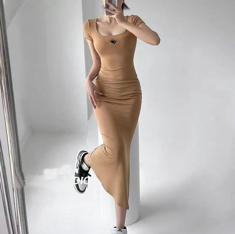 2024 Womandress Casual Manica corta Estate Donna Abito Canotta Gonna Outwear Stile sottile con Budge Designer Lady Abiti sexy Promdress Abito di lusso