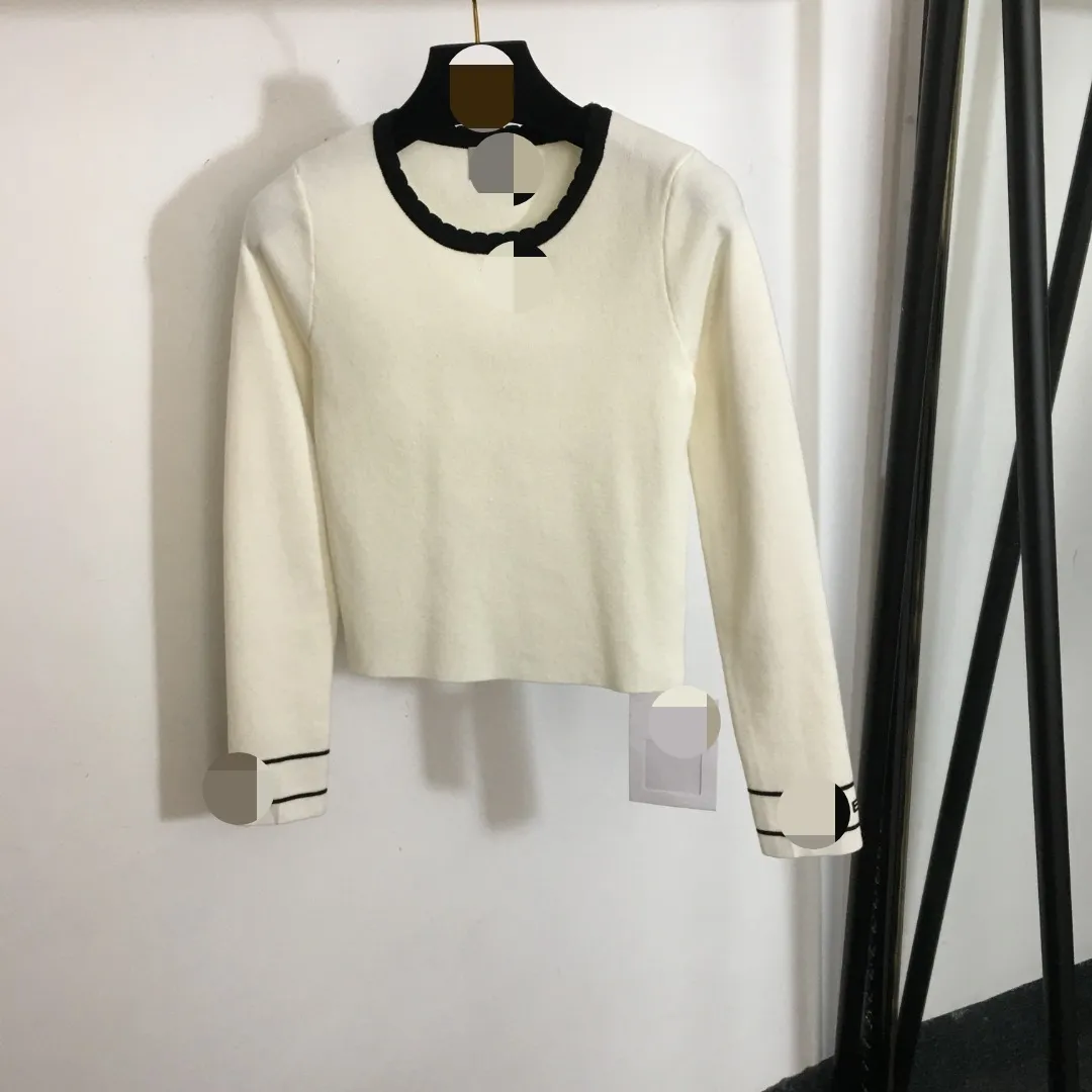 1113 2023 Outono Marca Mesmo Estilo Suéter Manga Longa Pescoço Branco Preto Vermelho Cinza Moda Feminina Roupas Brancas de Alta Qualidade Feminina 20238827