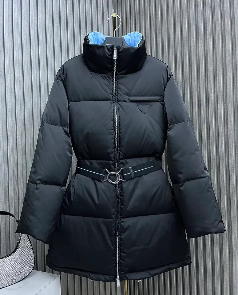 P0032 Kvinnor Down Parkas Designer 2023 Hot Hot High Quality Winter Long Women Down Jacketkläder Design Tjockning Solid Color Belt Tag Luxury Down Coat Tops