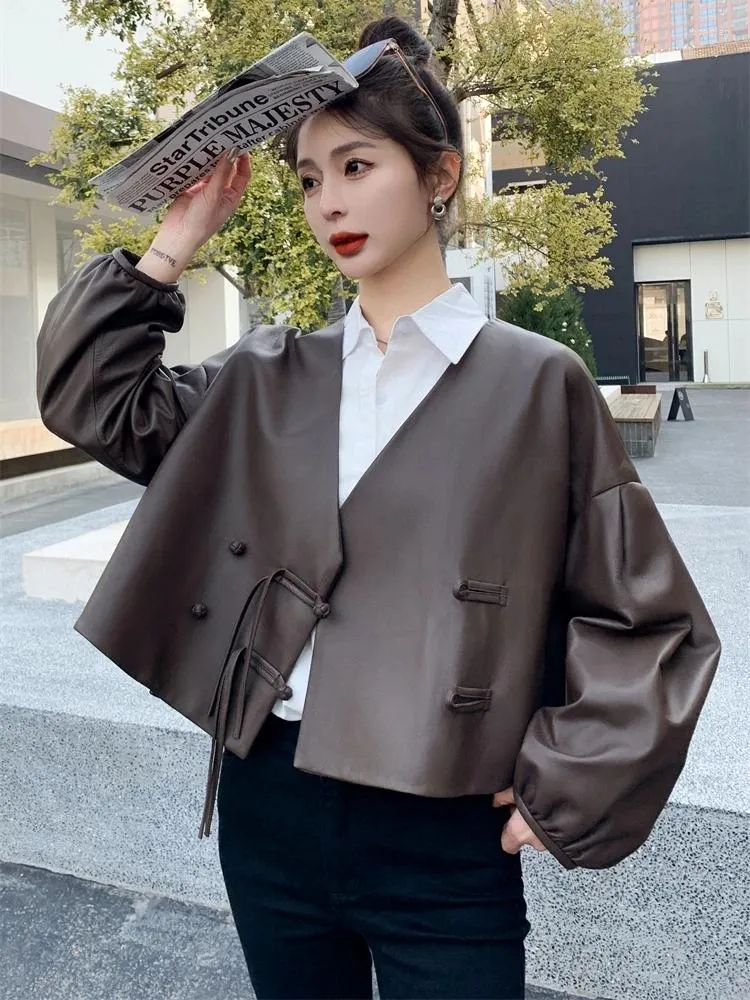 Kvinnors läder 2023 Temperament Leisure Fashion Buckle Chinese Retro Sheepskin äkta kläder Kort kappa Toppkvinnor