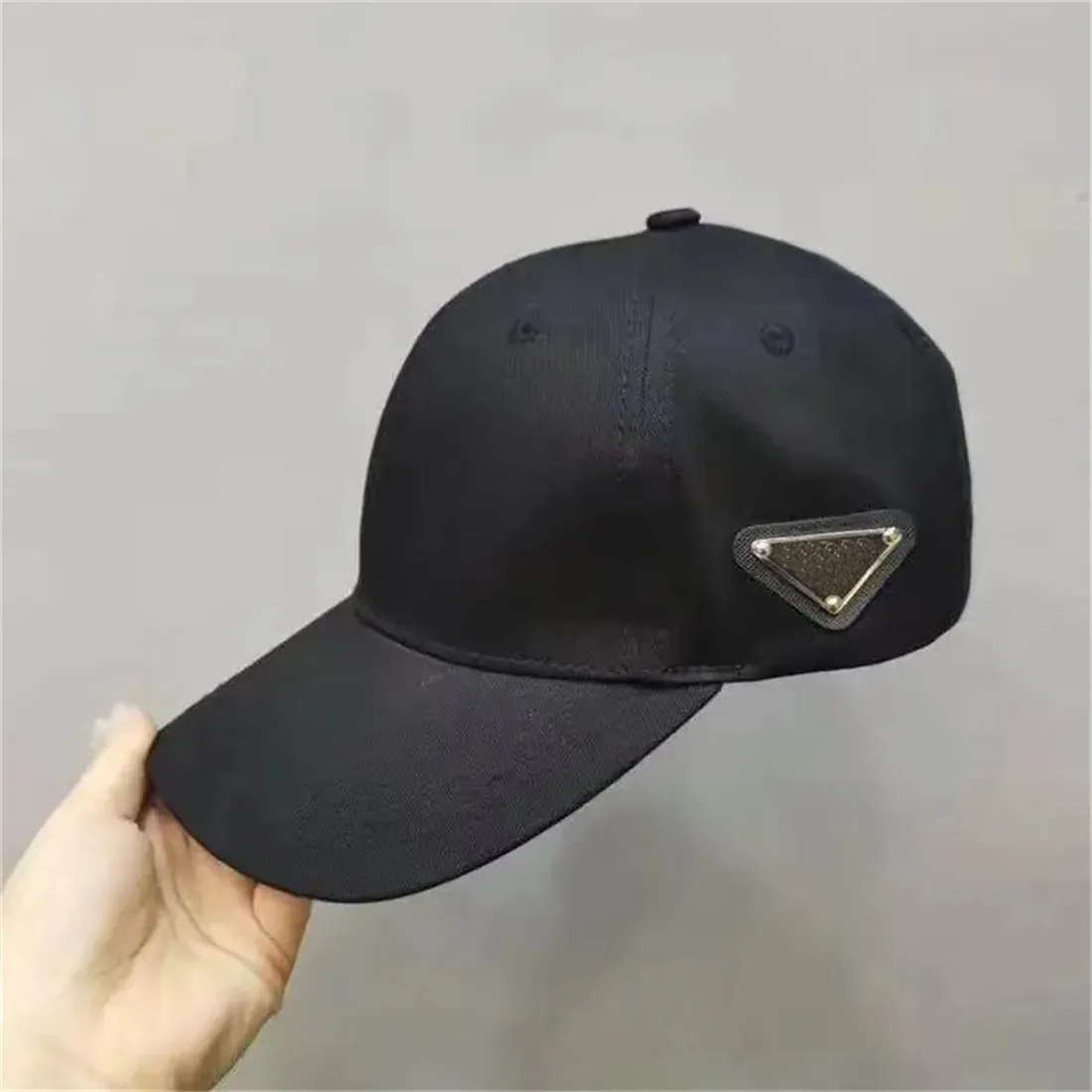 Högkvalitativ Brand Street Cap Fashion Baseball Cap Men's Women's Designer Sport Cap Svart och vit färgkort Typ Justerbar passform 2023 Ny lager