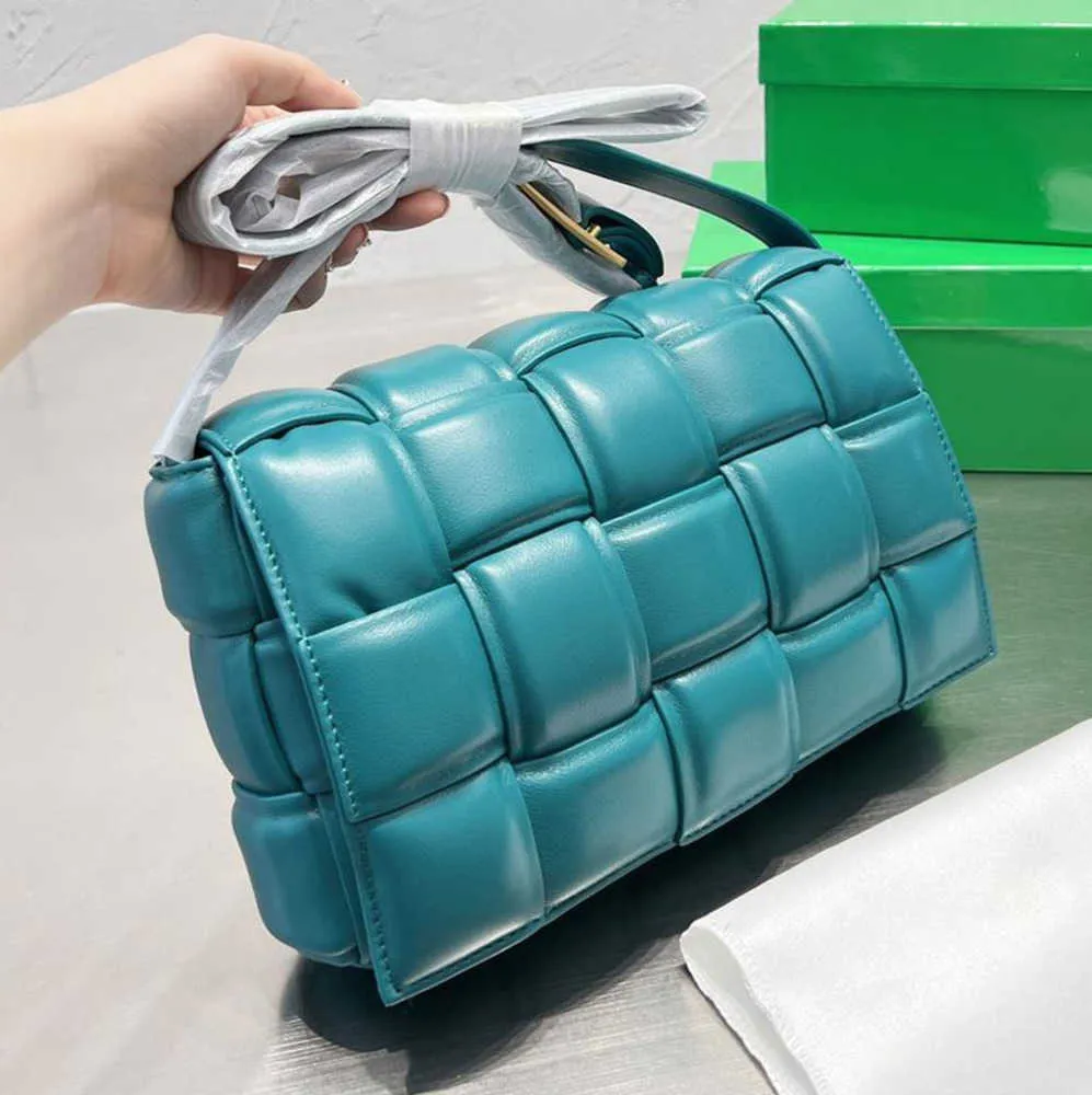 イブニングバッグ最新のトレンディなパッドドカセットイントレクシオレザークロスボディバッグ女性手編みの高級財布ファッションフラップスポンジ枕