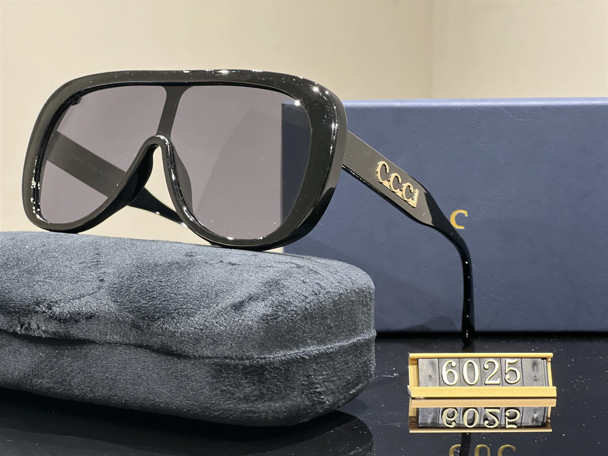 YAVO-EU Polarised Sunglasses Womens Fashion Vintage Ladies Sun Glasses Big Frame Oversized Shades UV400 Protection for Driving Fishing Running Cycling (Black gold frame/black gray lens