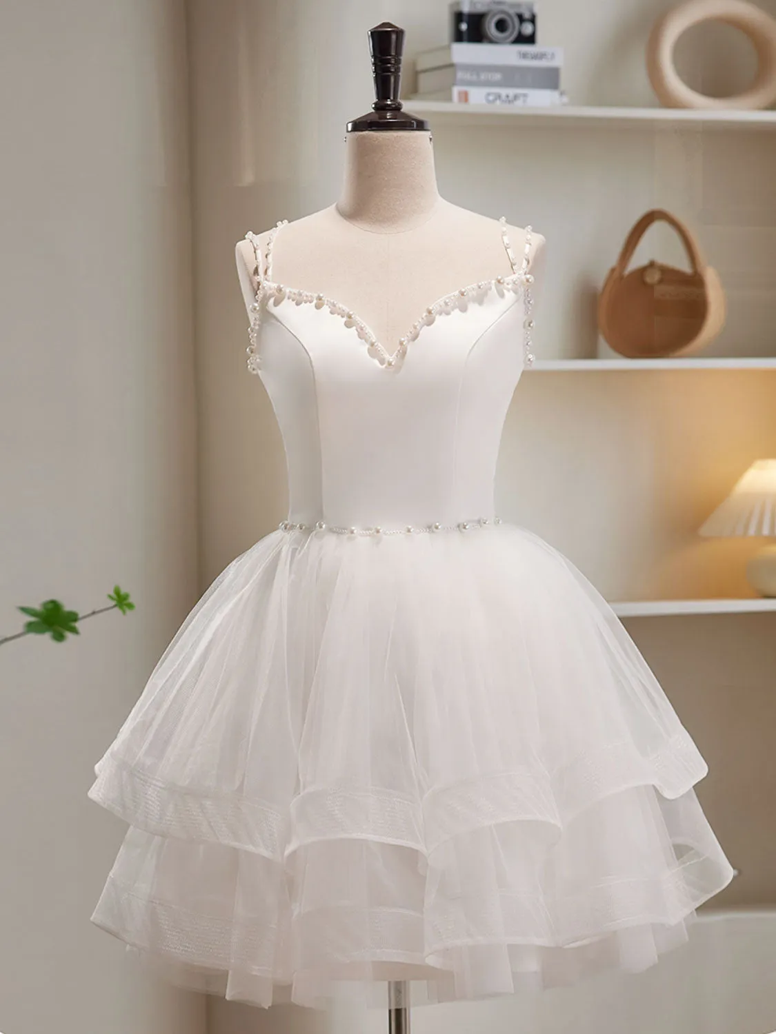 Elegant Korean Version Short Ivory Beaded Satin V-Neck Homecoming Dresses A-Line Spaghetti Straps Tulle Lace-Up Back Prom Party Gown for Girls