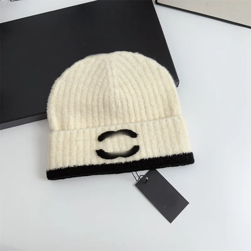 Damer lyxiga stickade hatt designer mössa män kvinnor avslappnade mössor vinter mode beanie kashmir hattar brev mössa flera stilar