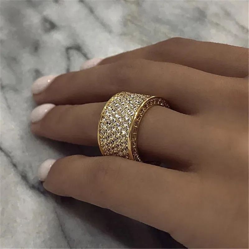 Bague Solitaire Huitan Luxe Large Promesse Anneaux pour Femmes Pull Pavé CZ Bandes De Mariage Étincelantes Anneaux Argent CouleurOr Couleur Bijoux De Mode 231116