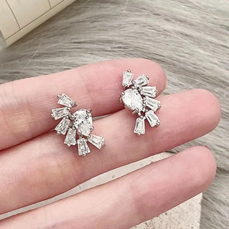 Oorknopjes Huitan Sierlijke Dames Met Geometrische Zirkonia Zilver Kleur Prachtige Bruiloft Voor Dame Mode-sieraden