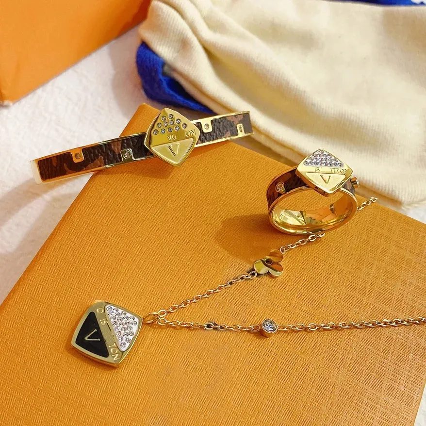 Designer armband ring set halsband kvinnor 18k guldpläterade ringar romantiska monogram läderarmband mode mångsidiga ringfamiljpar gåvor armband y23460
