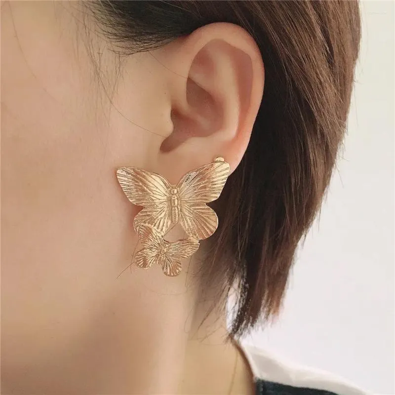 Studörhängen Pretty Gold Color Plating Trextured Big Twin Butterfly For Women Girl Elegant Modern Office Decoration Jewelry