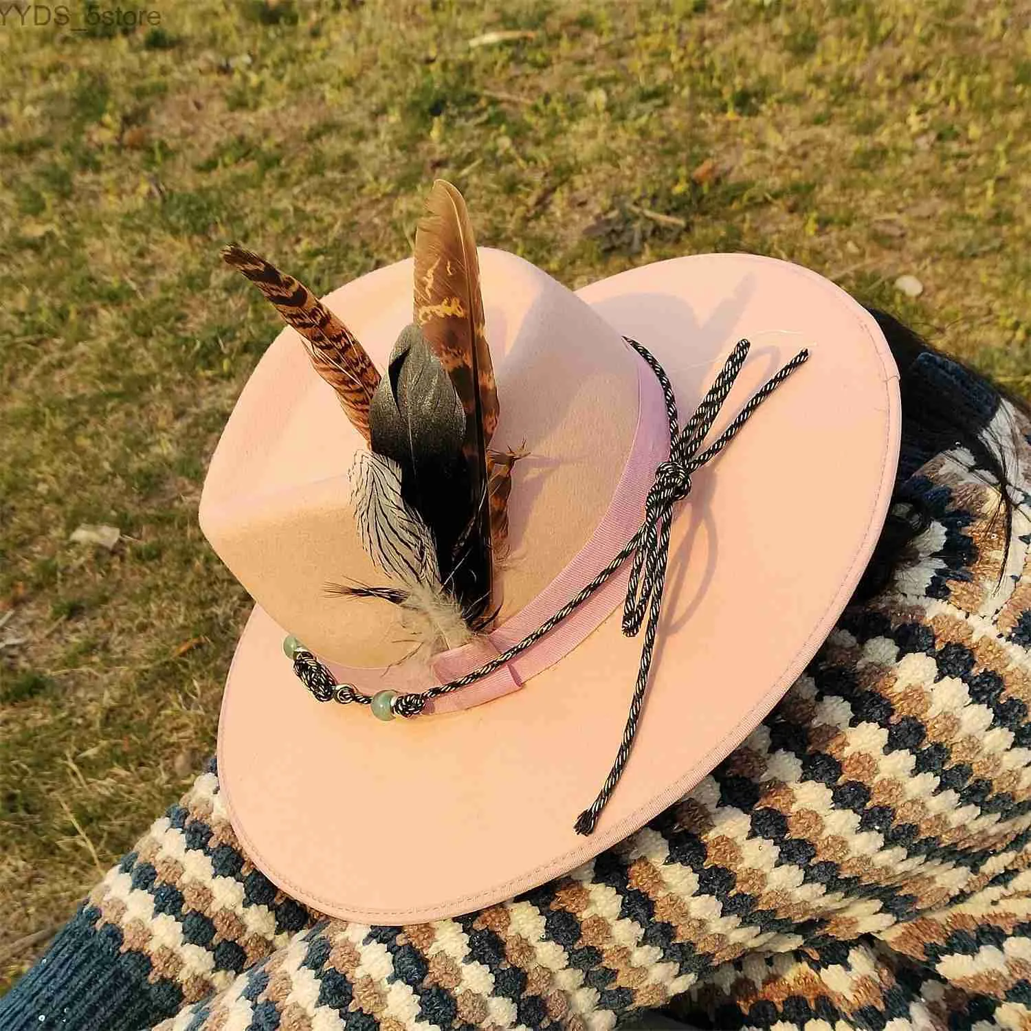 Шляпы с широкими полями Шляпы-ведра Мужская шляпа Fedora в стиле ретро с перьями Мужская и женская джазовая шляпа Обернутая цветная шерсть с широкими полями модная панамская церковная шляпа оптом YQ231116