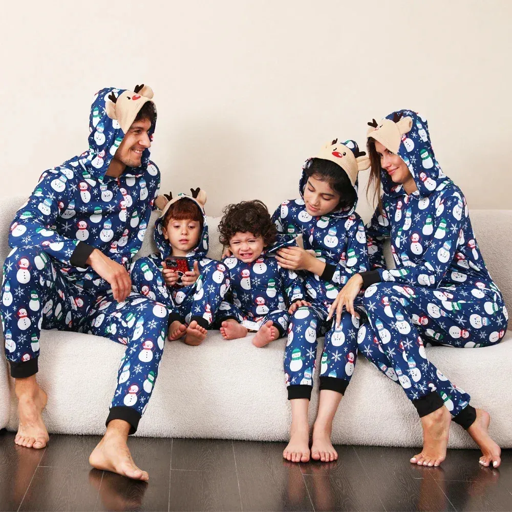 Bijpassende familie-outfits Winter Kerstpyjama's voor gezinnen Volwassenen Bijpassende kleding voor kinderen Sneeuwpopprint Schattig zacht nachtkleding Warm dik romperpyjama 231115