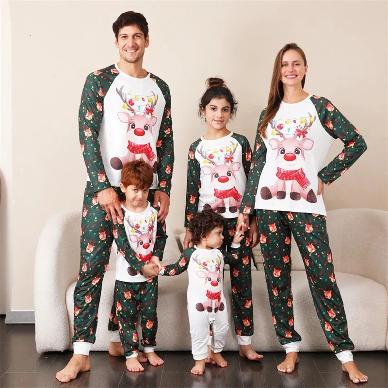 Tenues assorties pour la famille Père Mère Enfants Pyjamas pour bébé Tenues Maman et moi Vêtements de pyjama de Noël Cerf mignon Ensembles de pyjamas assortis pour la famille de Noël 231115