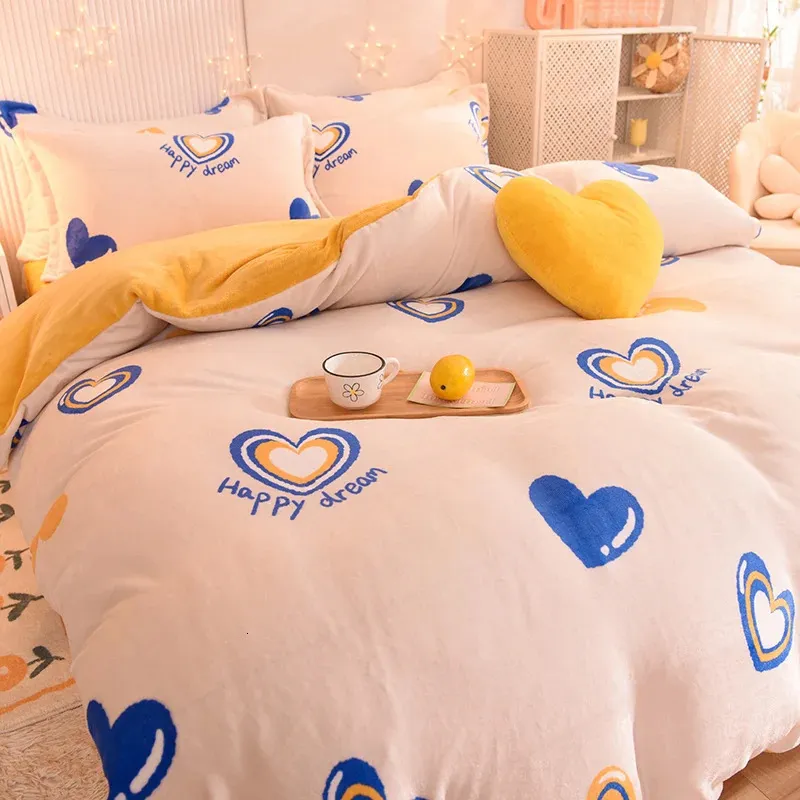 Sängkläder sätter mjölk sammet täcke täcker älskar barn gul korall fleece filt kudde varma sängkläder täcker tvättlinje hem. Textiles 231116