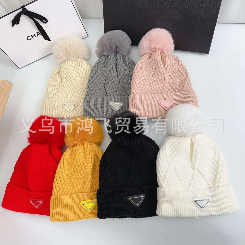 P família versão correta ~ chapéu feminino outono/inverno de malha versão coreana inverno protetor de orelha ins cor sólida chapéu de bola de lã