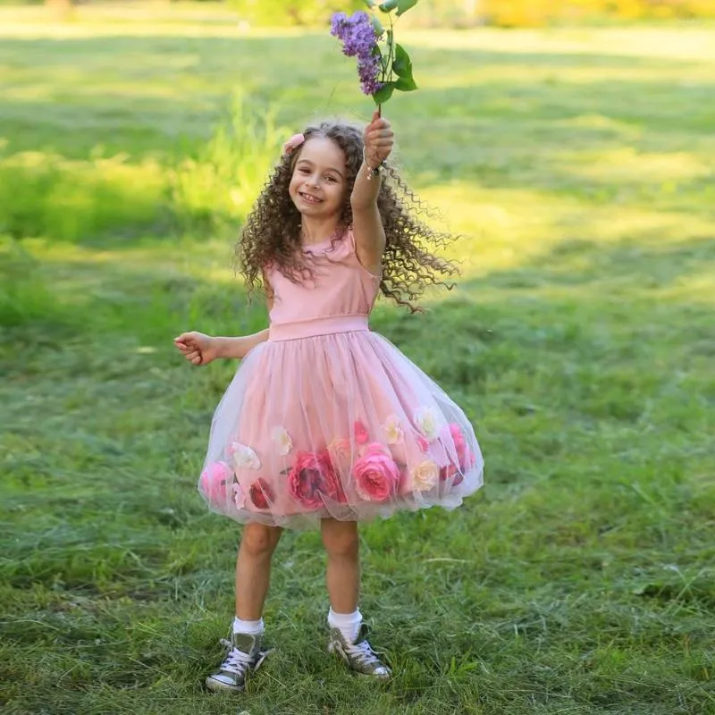 Abiti da ragazza 2023 Flower Gril Dress O-Collo in raso senza maniche Ragazze Abito da festa per matrimonio A-Line Lunghezza al ginocchio Tulle Cerimonia per bambini