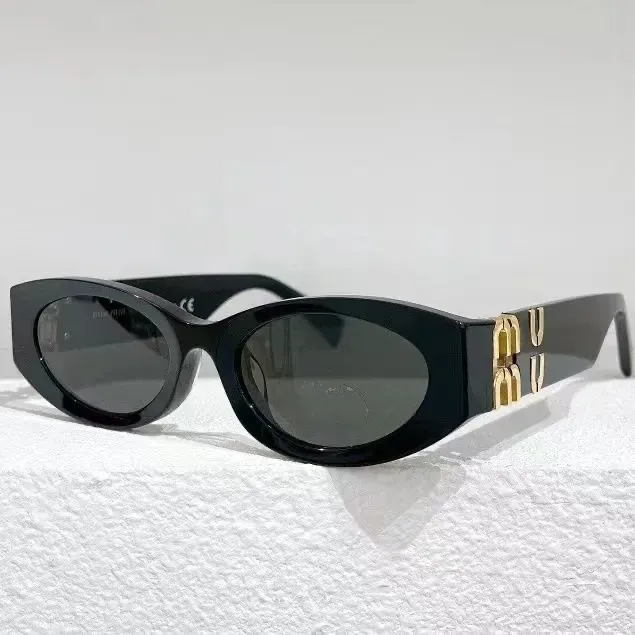MIU Designer Solglasögon Ovallinser UV400 Strålningsbeständig personlig retro Kvinnor Små ram Solglasögon Plate Avancerad hög skönhet