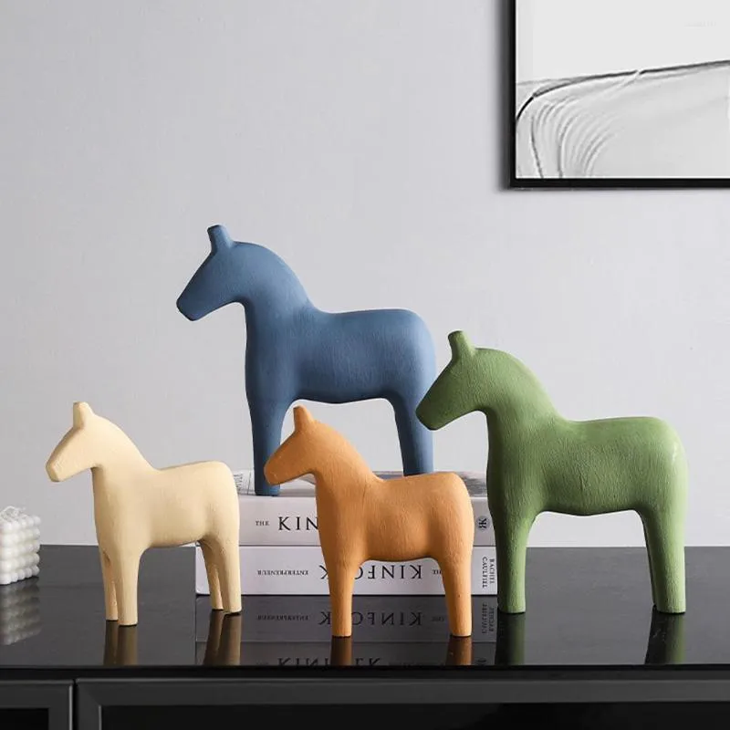 Figurine decorative Ornamento di figurine di cavalli in legno Artigianato d'arte minimalista moderno per la decorazione del desktop della camera da letto del soggiorno