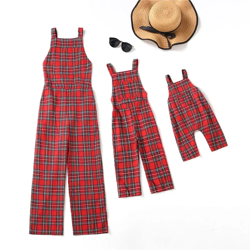 Familjmatchande kläder Yagimi Mommy och mig kläder Mother Daughter Christmas Dresses Jumpsuit Plaid Family Matching Outfits Mamma Baby Girls Woman Kids 231117