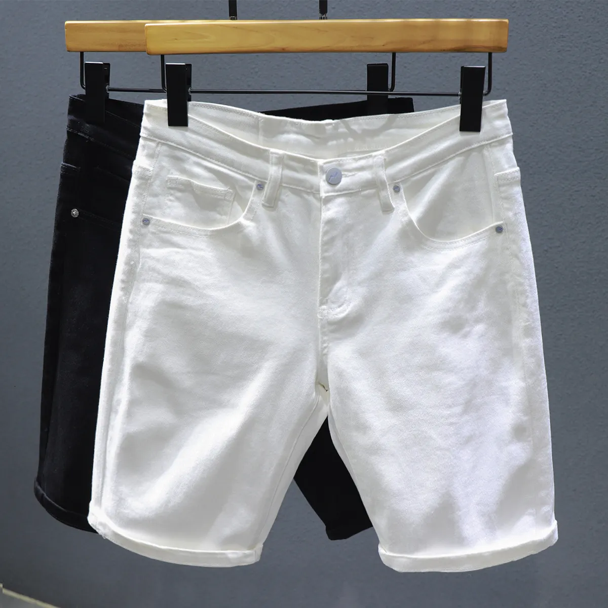 Shorts masculinos clássicos de jeans branco clássicos de jeans do verão fino tendência coreana reta até o joelho de cinco pontos, calças de marca de calça jeans curta 230417