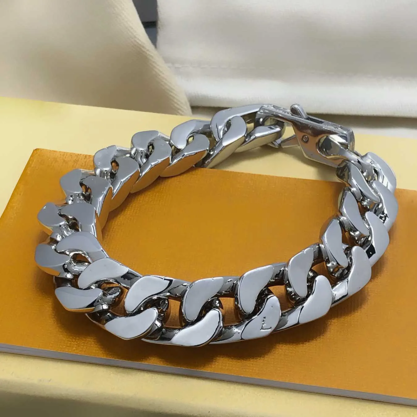 Bracciale di lusso di design per gioielli classici da donna e da uomo, collegamento delicato, moda, scheggia, catena, lettera, fiore