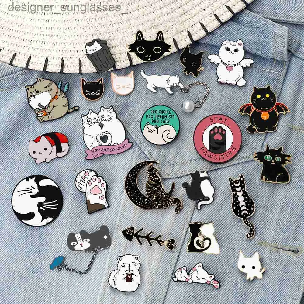 Perni Spille 25 Stile Coppia Nero Bianco Gatto Smalto Pin Cartoon Pro Gatti con coltello Spilla Strega Gattino randagio Cl Lisca di pesce Distintivo Gioielli RegaloL231117