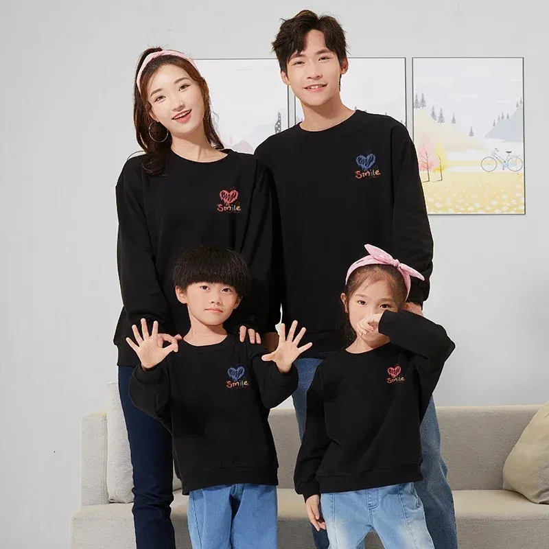 Family Matching Outfits Christmas Korean Winter Matching Family Outfits  Heart Print Shirts Mother Daughter Tops Mom Dad Son Sweatshirts Couple  Pullovers 231117 From 13,11 €