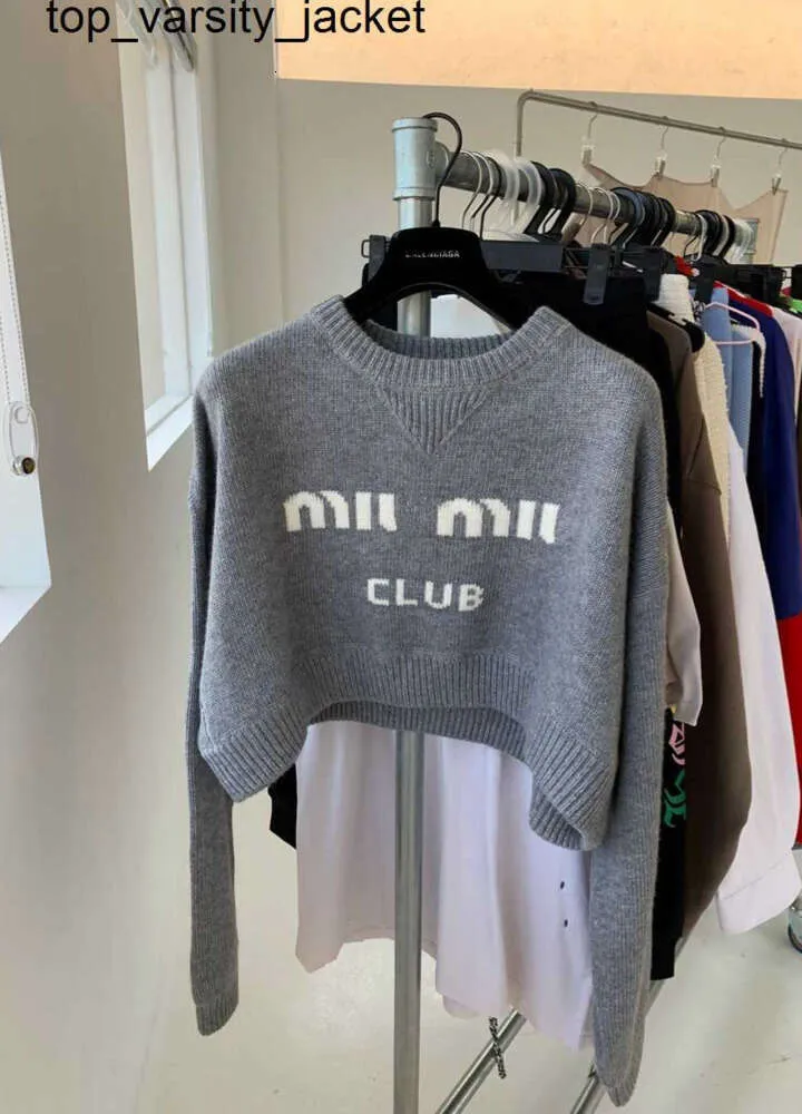 Nya 23SS kvinnors tröjor Autumn Winter Diffus MIU Fashion Märke Rund hals Kort casual stickning Kvinntröja