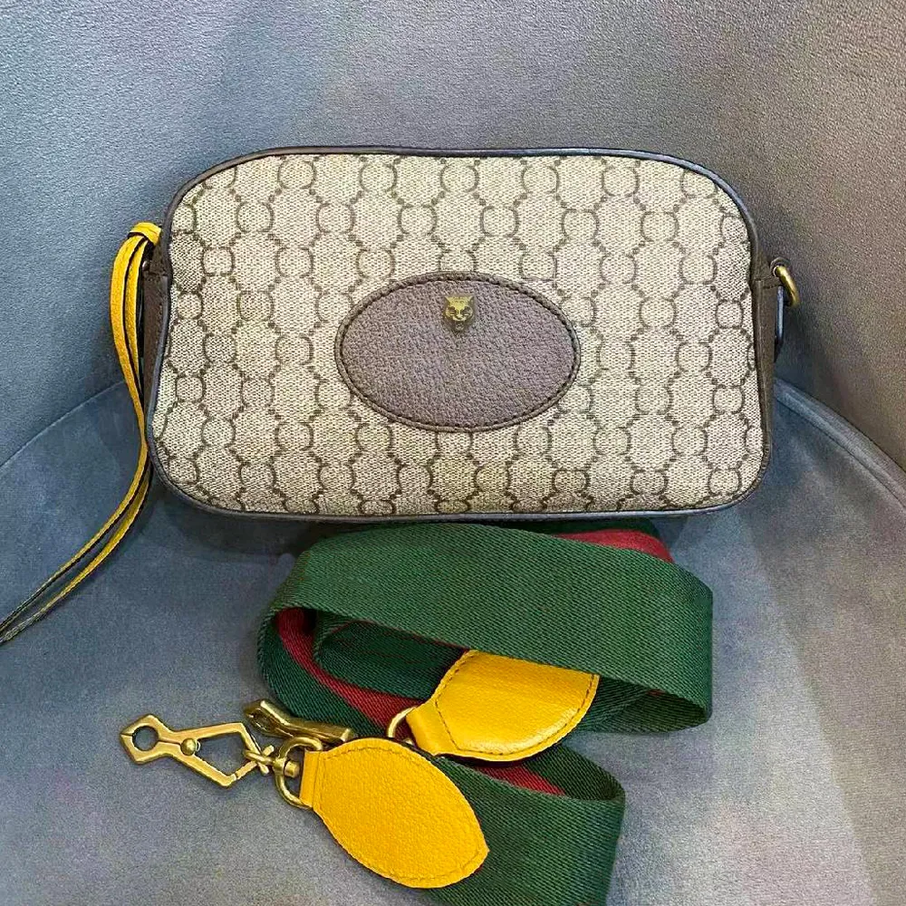 Sac à Poussière GUESS Vintage - Occasion En Très Bon état, Couleur Gris, Style Rétro